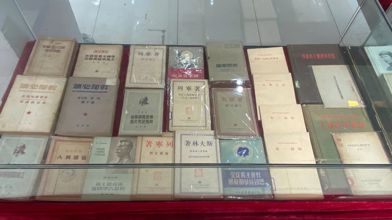 烟台天孚悦尚足球俱乐部携手福海路大润发大型书展开始啦