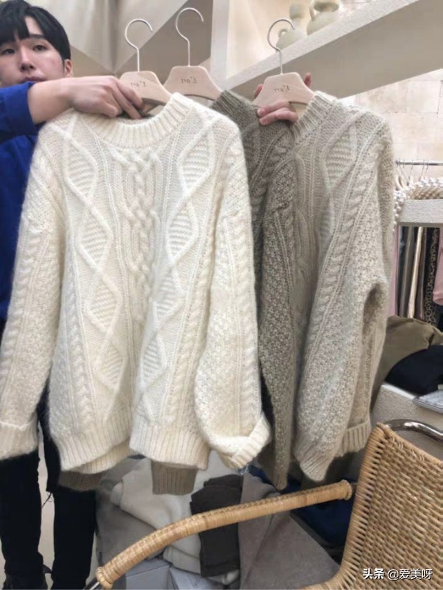 酒红色大衣内搭什么颜色毛衣好看,紫色毛衣搭配什么颜色的大衣好看