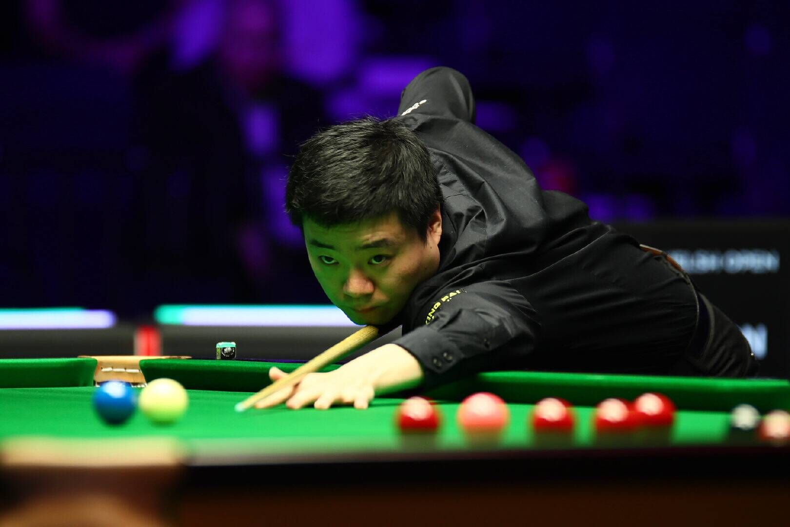 丁俊晖击败塞尔比的夺冠时刻,丁俊晖强势晋级塞尔比遭淘汰