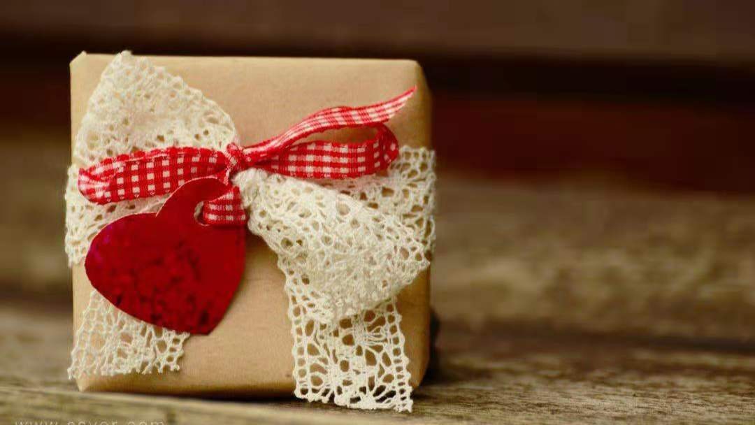 收到的礼物是假的要不要明说,收到假的礼物要直接说吗