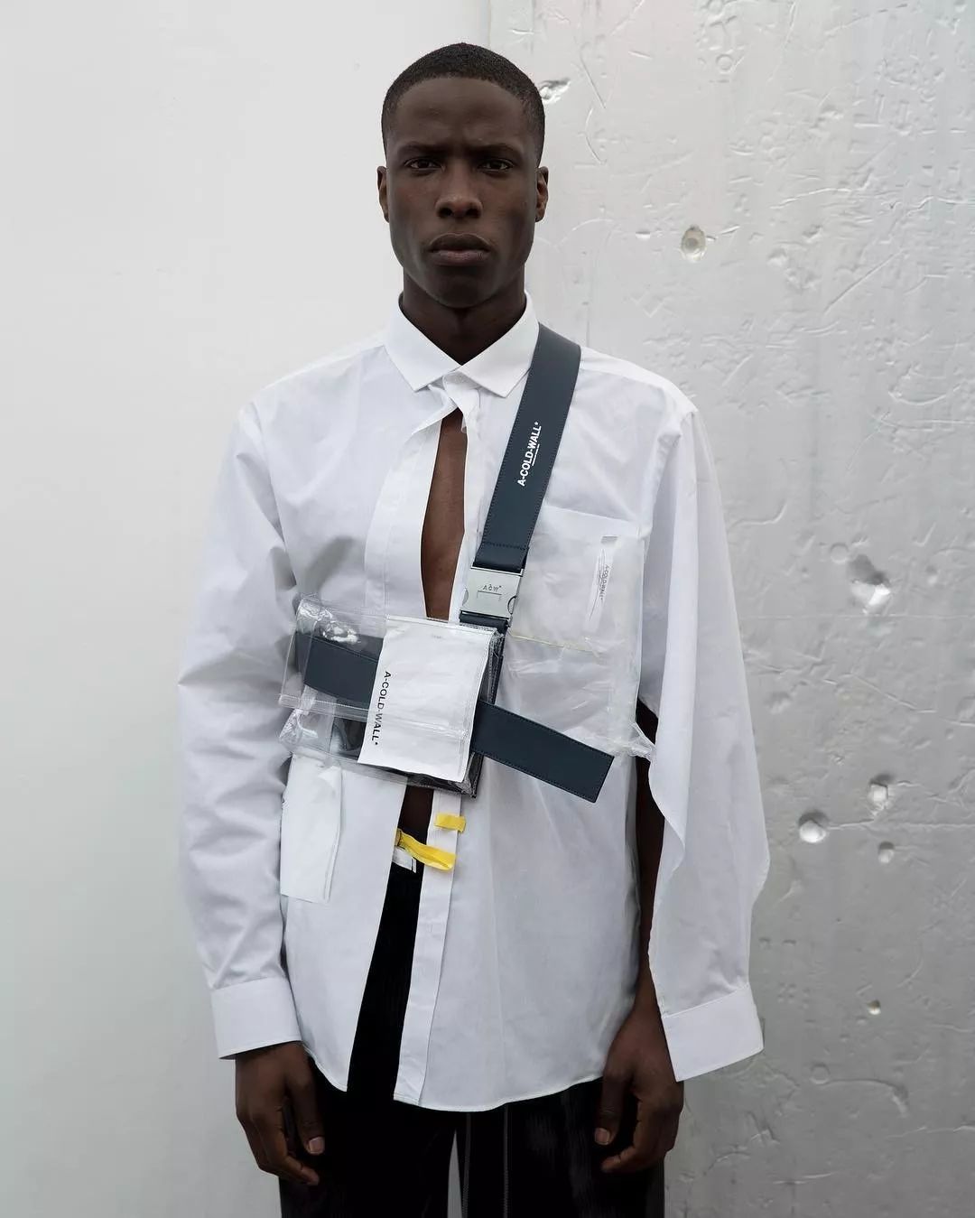 小哥哥答应我别再背双肩包了好吗？挂脖包才是时下潮男必备