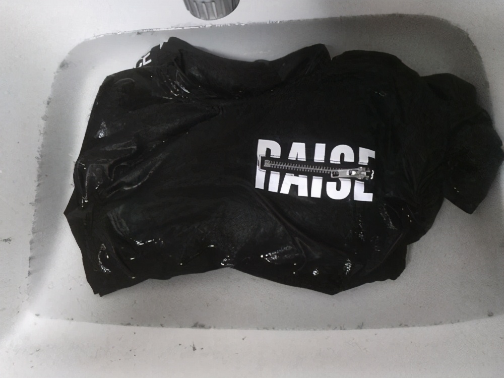 如何让旧衣服颜色变光泽,黑色衣服久了发亮怎么清洗