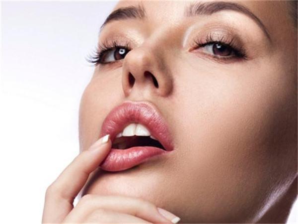 唇干唇纹消失的最佳方法,嘴唇怎么去死皮防止唇纹
