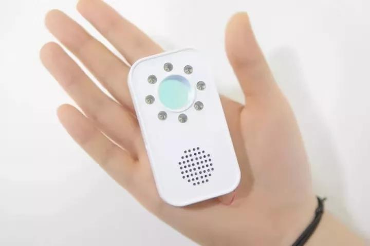 使用手机检测房间内针孔摄像头,男子住房发现针孔摄像头