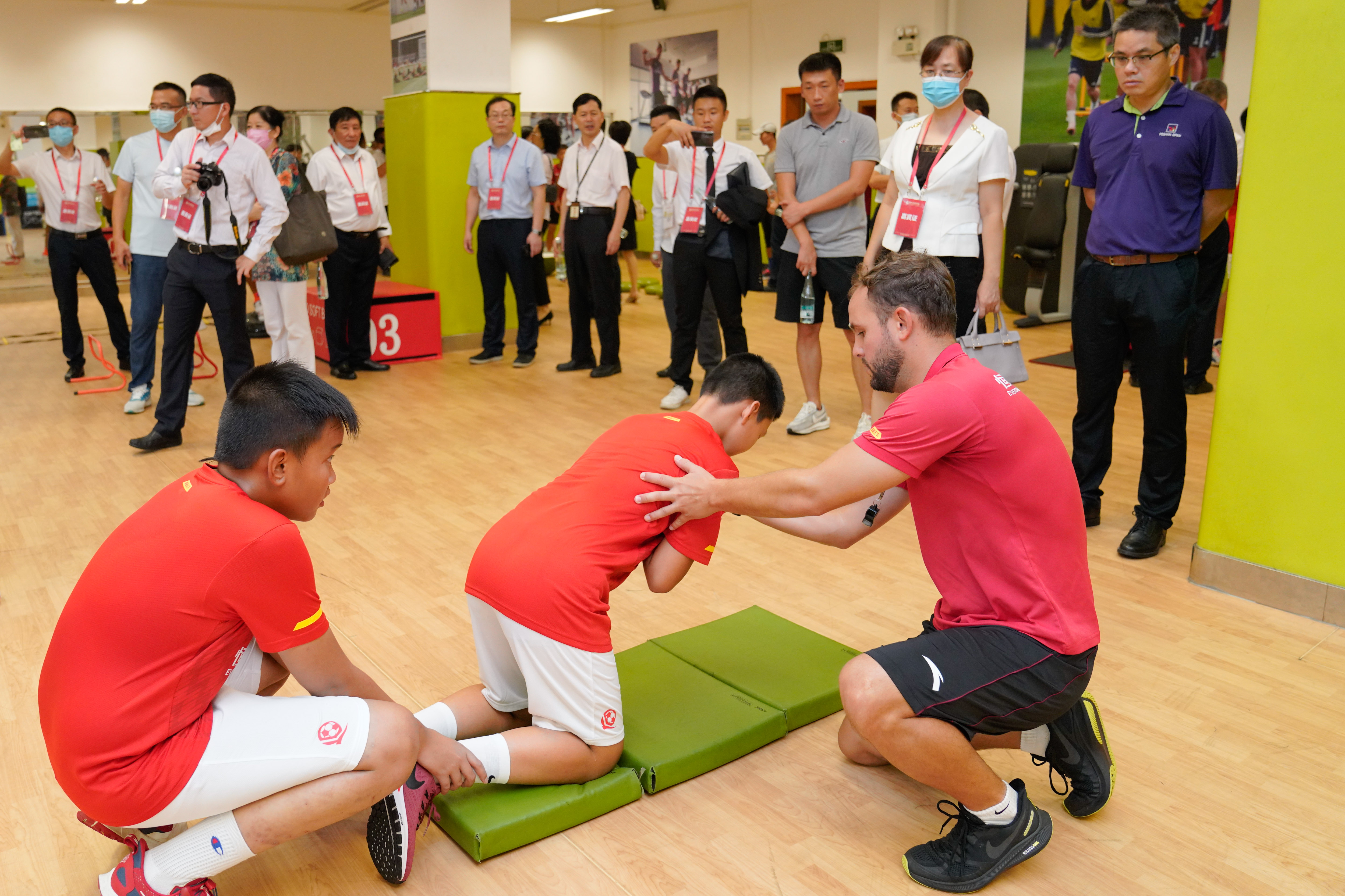 中国足球存在无全国统一教学大纲的顽疾，现恒大做了足协该做的事