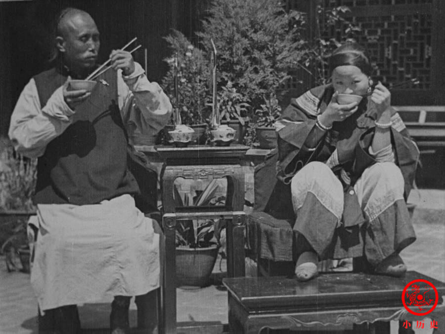 晚清老照片：慈禧太后年老色衰表情僵硬，袁世凯在巡抚衙门留影