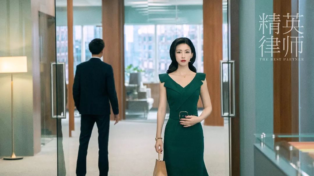 栗娜裙子搭配鞋子,精英律师栗娜50条裙子图片