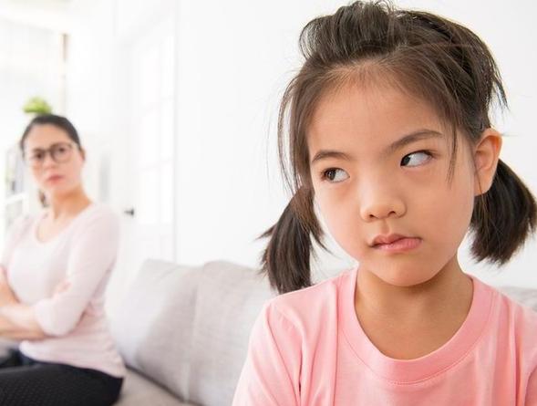 孩子总是喜欢摸着大人的脸睡觉,孩子总喜欢摸着妈妈的皮肤睡觉