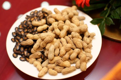 一岁半的孩子被花生卡住喉咙,孩子吃花生卡住有什么症状