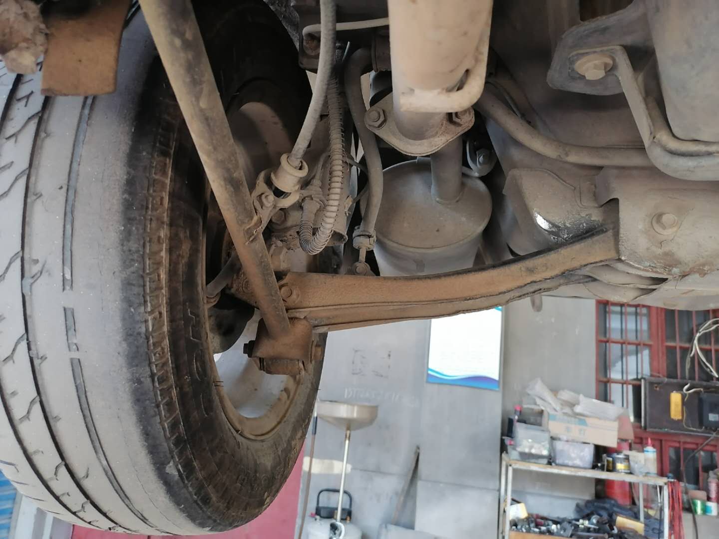 发动机漏油损伤皮带,发动机皮带断裂堵塞油底壳