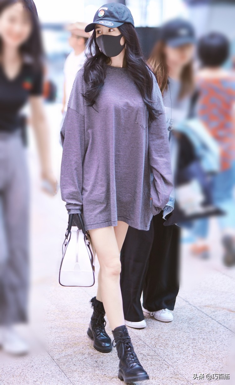 杨幂穿搭私服下身失踪,杨幂穿黑色短裤和青色上衣