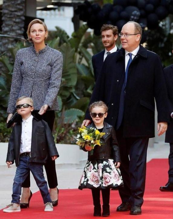 夏琳王妃与家人团聚,黑色风衣内搭毛衫很优雅,高冷气质也变温柔