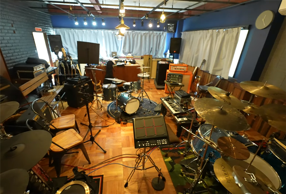 80后小伙回荒废十年的农村大学,80后小伙回荒废10年农村大学