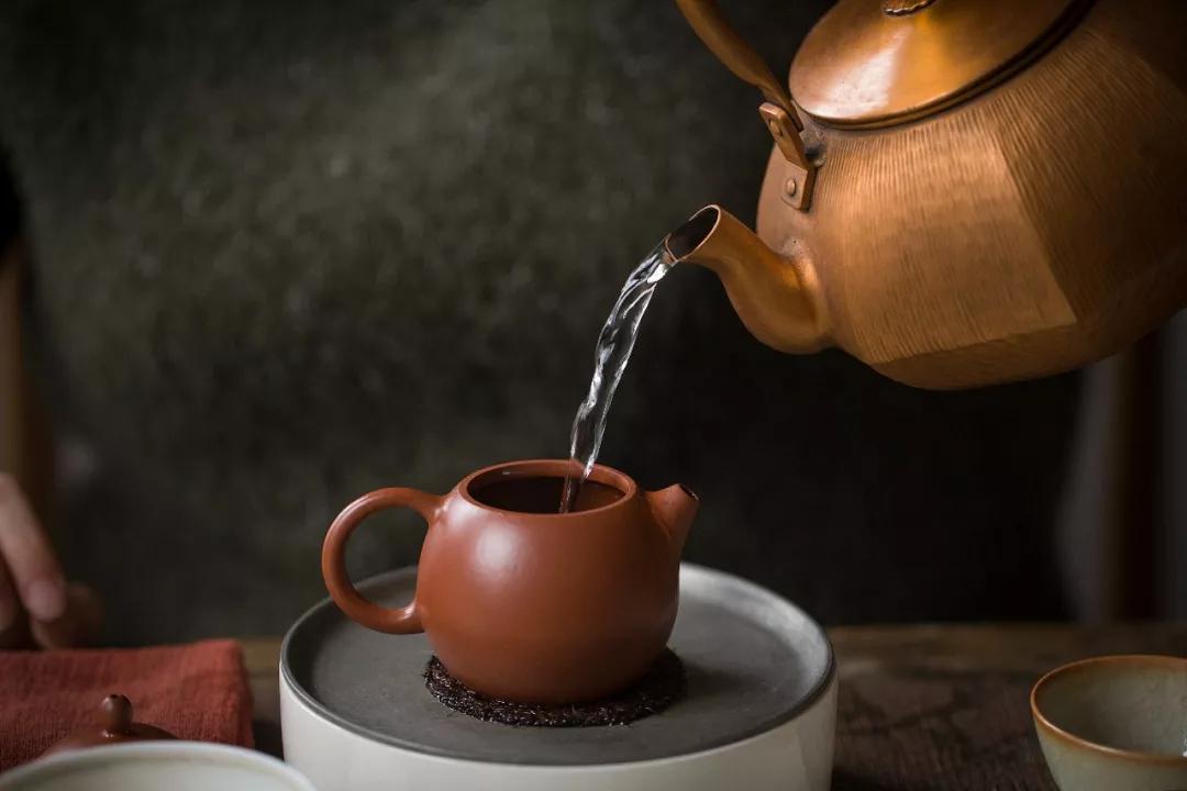 2018年中茶大红印生茶口感,中茶2013的2019年茶出厂有陈化吗