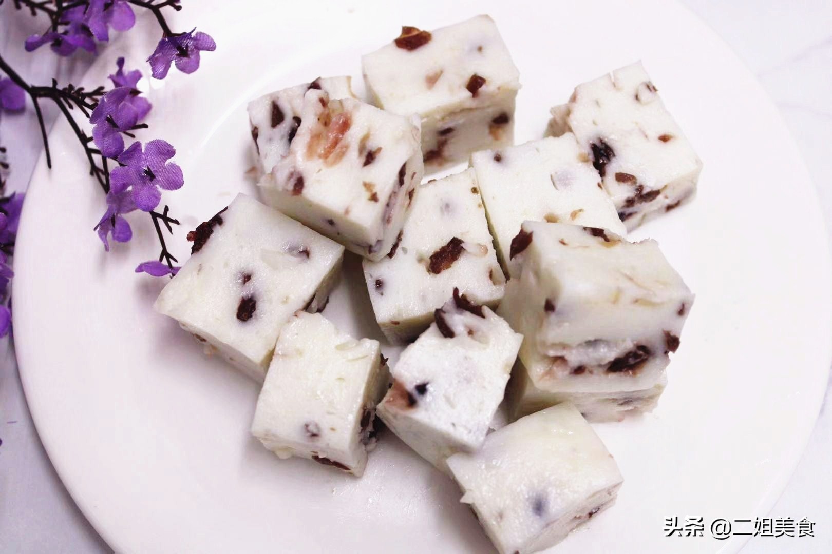 两袋牛奶倒进锅里,两袋牛奶放几勺白凉粉