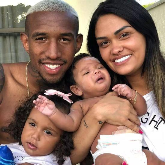 塔利斯卡与新欢PK球技！歌手女友秀胸部停球被老公穿裆过人很生气