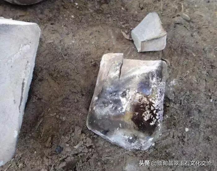 奇葩土豪竟把翡翠丢进火炉烧,烧出后色彩却十分鲜艳漂亮