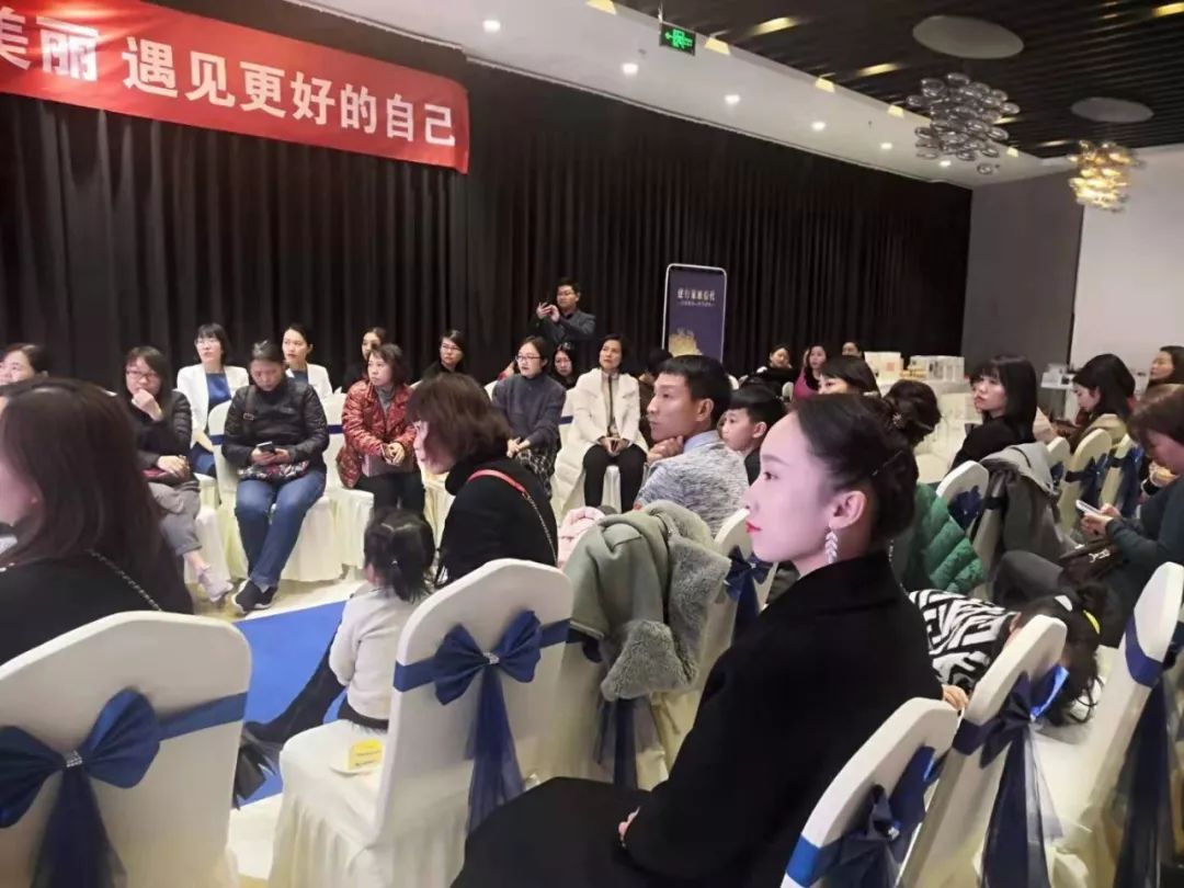 金鑫珠宝郑州永和铂爵店亮相,引数百名跑男排队代购