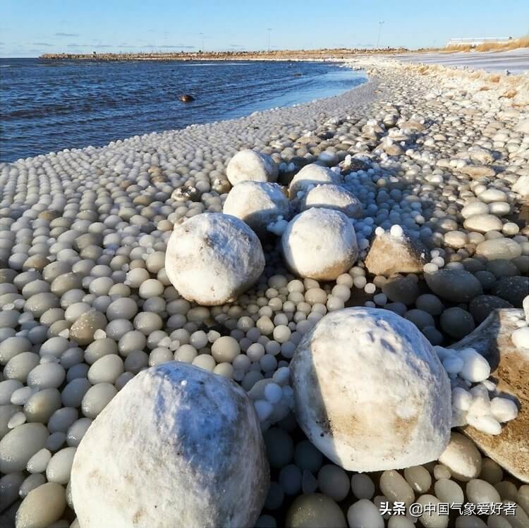 芬兰海岸出现的冰蛋,芬兰某地海滩出现大片冰蛋