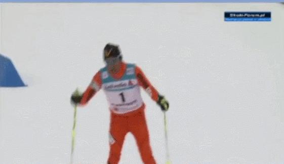 一名34岁男子跳水救人牺牲,游泳馆众人抢救溺水青年