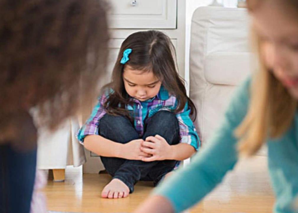 孩子被欺负时却不敢还手，如此怂娃，父母要承担很大责任