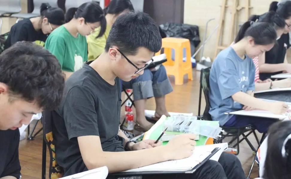 艺术生考大学容易,艺术生大学毕业出来就业前景广吗