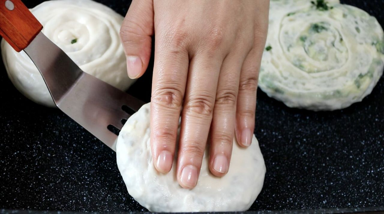 松软韭菜鸡蛋饼的做法,特色韭菜鸡蛋饼的做法