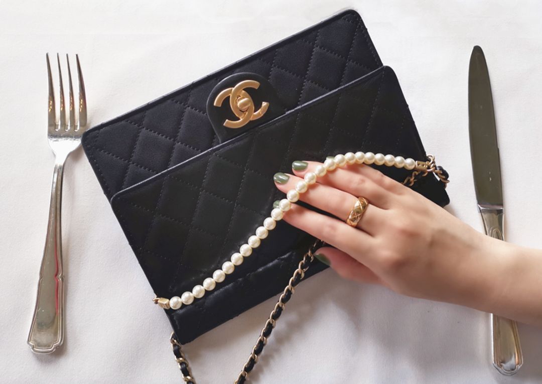 刘雯条纹帽,刘雯戴香奈儿手表图