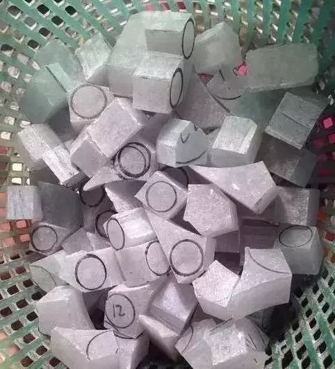 赌石切出一亿紫金石后众人傻眼,200块的赌石切出五彩翡翠