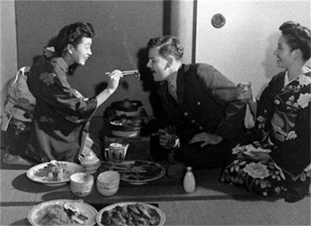 日本烟花女子：涂着廉价口红站街60年，余生只为等一个不归人