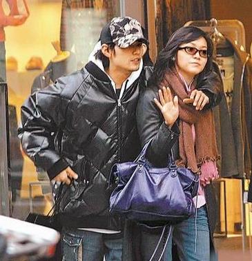 侯佩岑的所有恋情,侯佩岑的妈妈和她老公十指紧扣