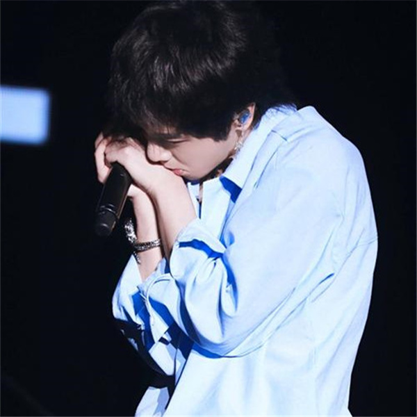 华晨宇陷入整容争议，素颜旧照被曝光，与如今的形象相差甚远