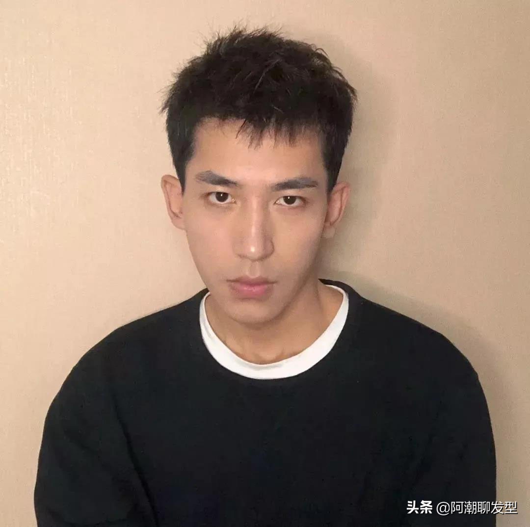 初夏最美发型教程,8款轻成熟男生发型清爽又帅气