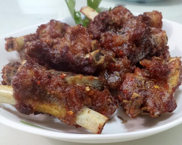 油炸的美味孜然油炸排骨、炸藕夹、炸鸡柳
