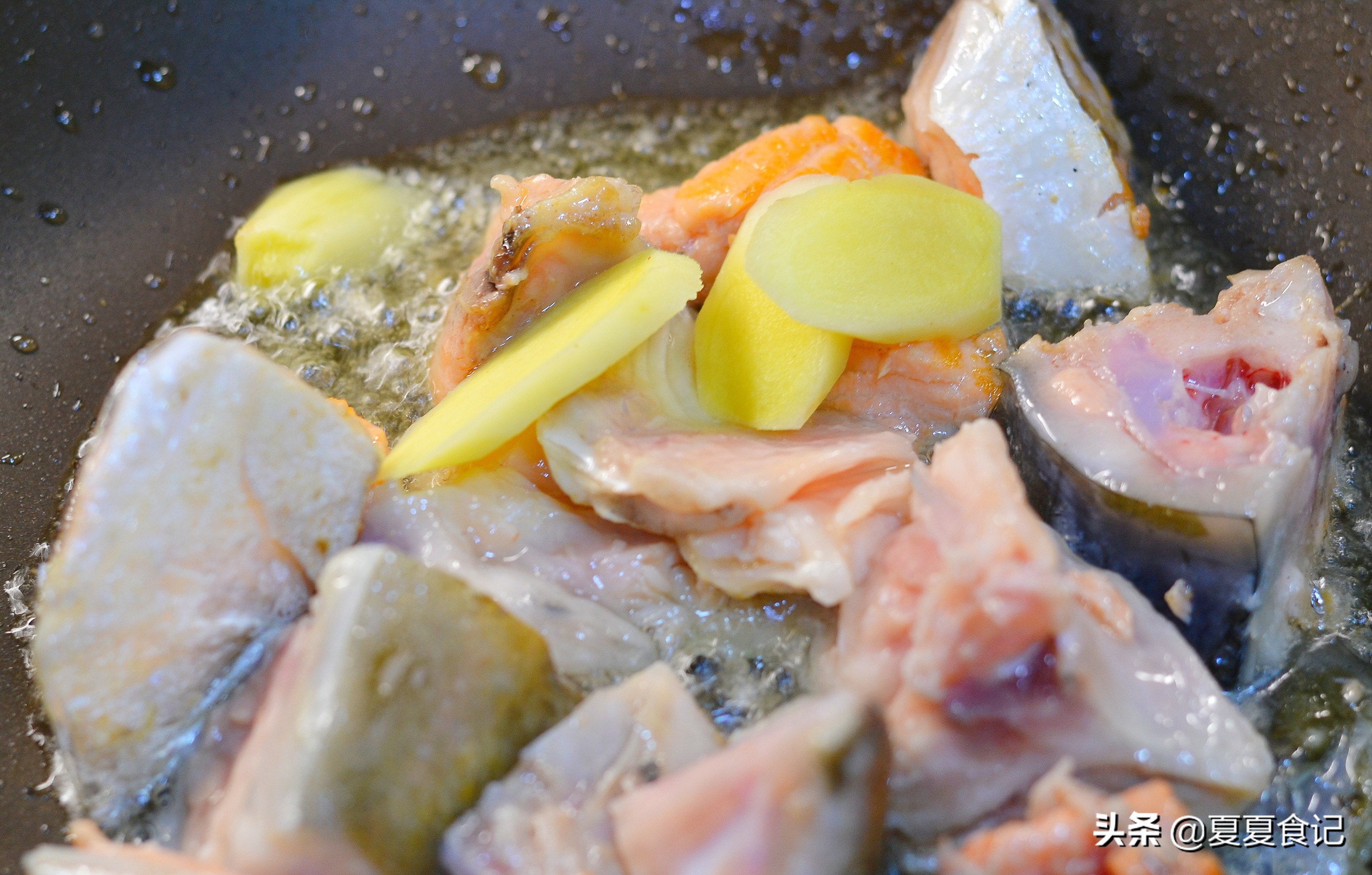 三文鱼头煮汤怎么做汤好喝,简易又美味的三文鱼头汤做法