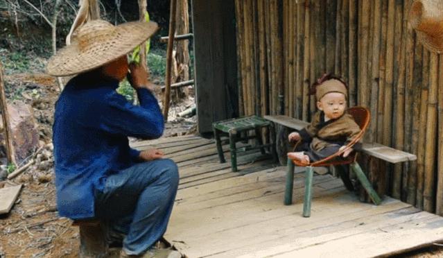 63岁中国大爷靠玩木头火到国外,61岁大爷惊呆外国人