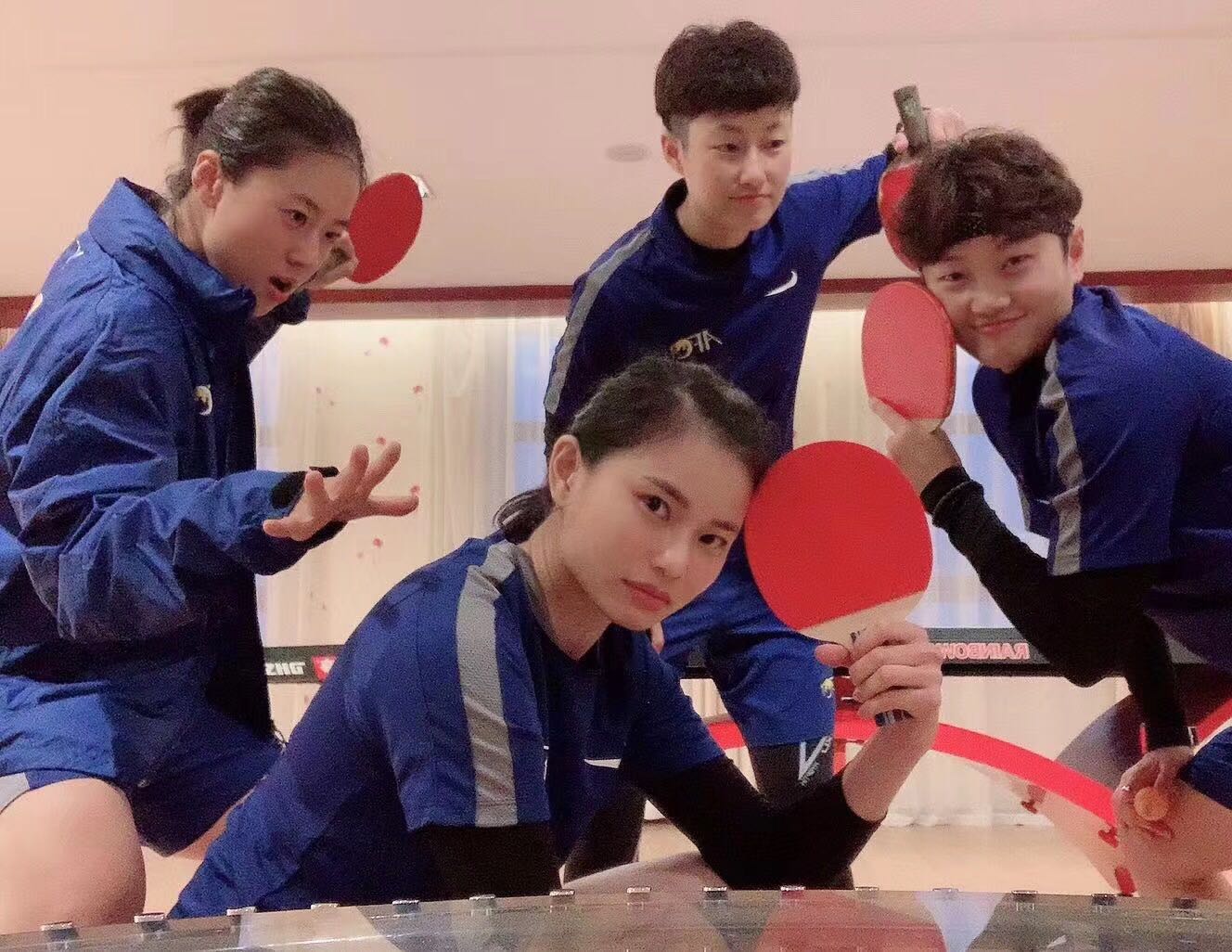 韩国女明星给中国粉丝惊喜,韩国女裁判惊艳全场