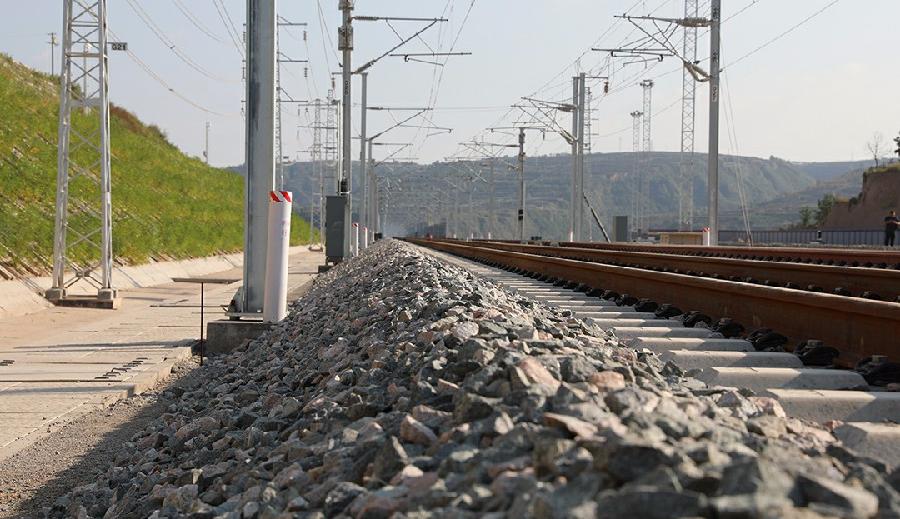 轨道下的碎石子是啥？为啥火车轨道下面要铺，高铁轨道上却不用