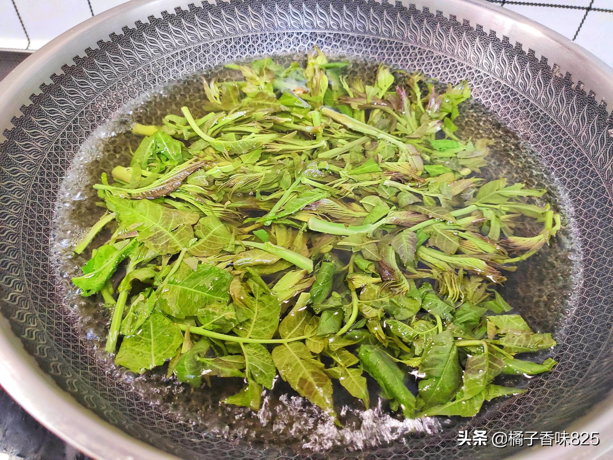 赶在春天的小尾巴抓紧吃香椿，再贵也要给家人吃，简单拌一拌就成