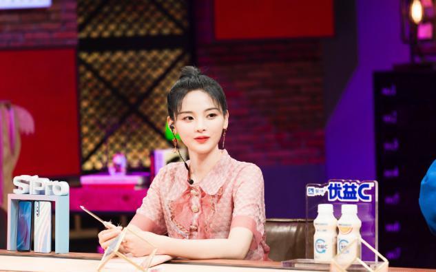 圆脸女生适合啥发型?李兰迪锁骨发、杨超越长卷发,自己看不解释