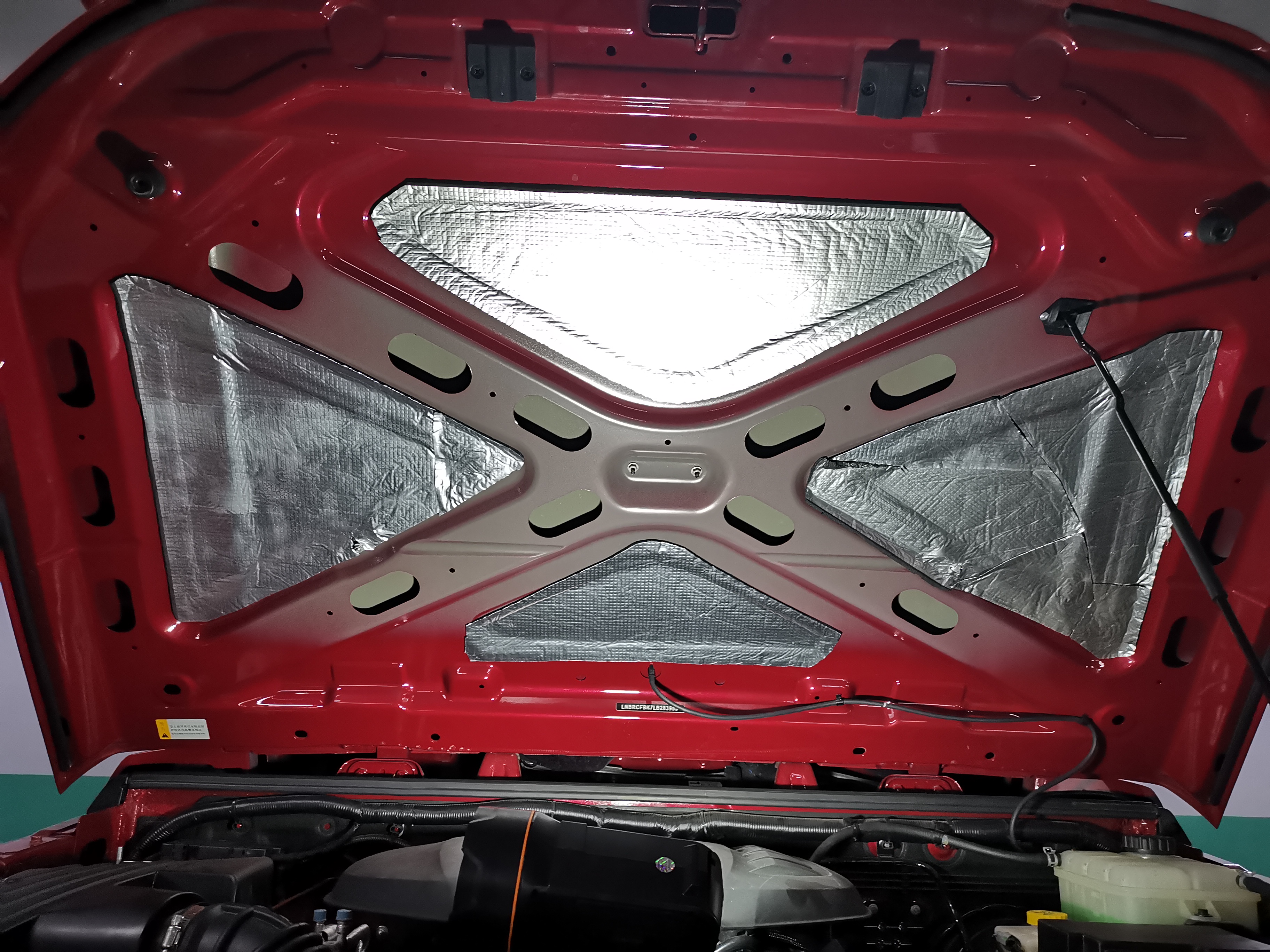 汽车引擎盖用什么隔音隔热材料好,给小轿车引擎盖上隔音棉的危害