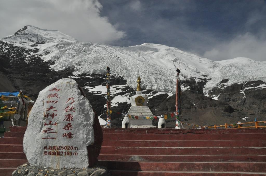西藏风雨中的羊卓雍措,西藏四大湖羊卓雍错