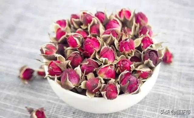 被硫磺熏过的玫瑰花泡水的颜色,一招鉴别硫磺熏过的玫瑰