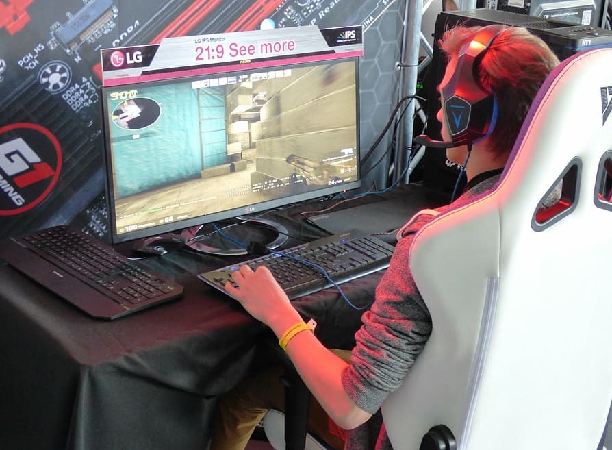 怎样设置显卡只让玩游戏特别卡顿,玩游戏时不时卡一下显卡问题吗