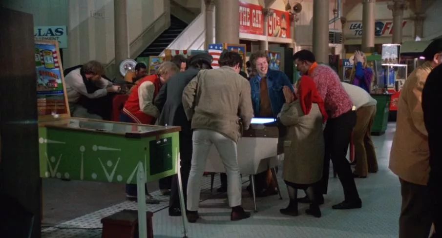 一个20岁小伙子的故事,一个20出头的男孩爱上一个女孩