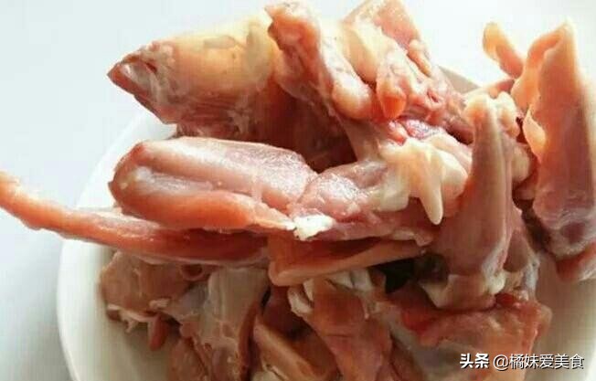 类似于周黑鸭口味的鸭锁骨怎么做,教你制作周黑鸭同款鸭货