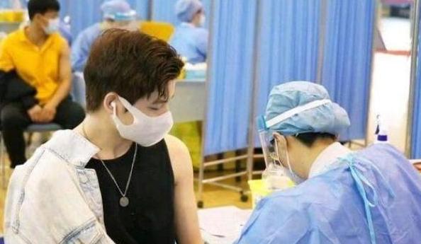 高中体育生“打疫苗”，完美身材太养眼，连老阿姨都心动了