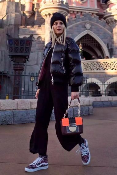 短款宽松羽绒服搭配单跟鞋,洋气短款羽绒服搭裤子