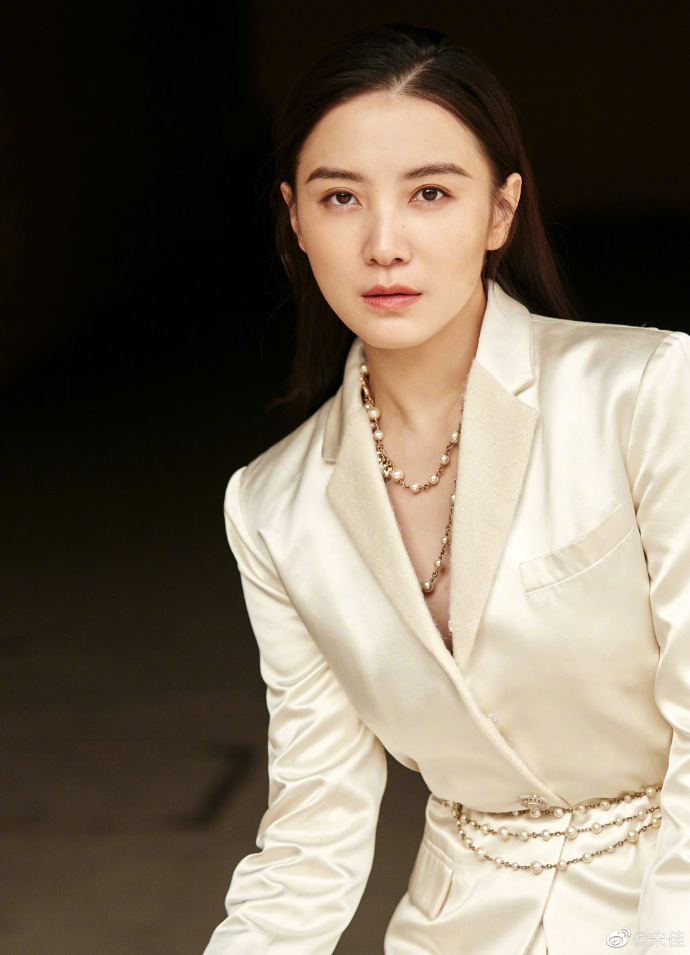 为情所困？宋佳深夜微博“发飙”后删除，字里行间充满“愤怒”