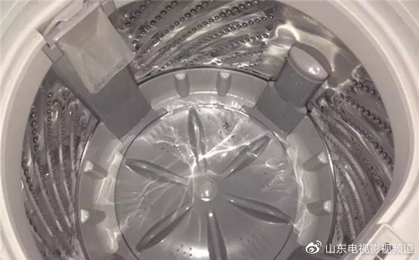 洗衣机泡出来脏东西怎么清理,洗衣机里的污垢用什么能泡下来